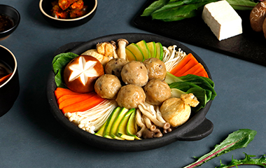 로사이탈리아나 두부 굴림만두전골 & </br> 오이지무침, 아삭이고추무침